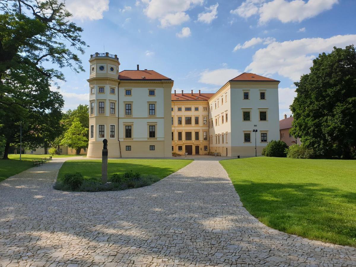 Hotel Strážnice Bagian luar foto