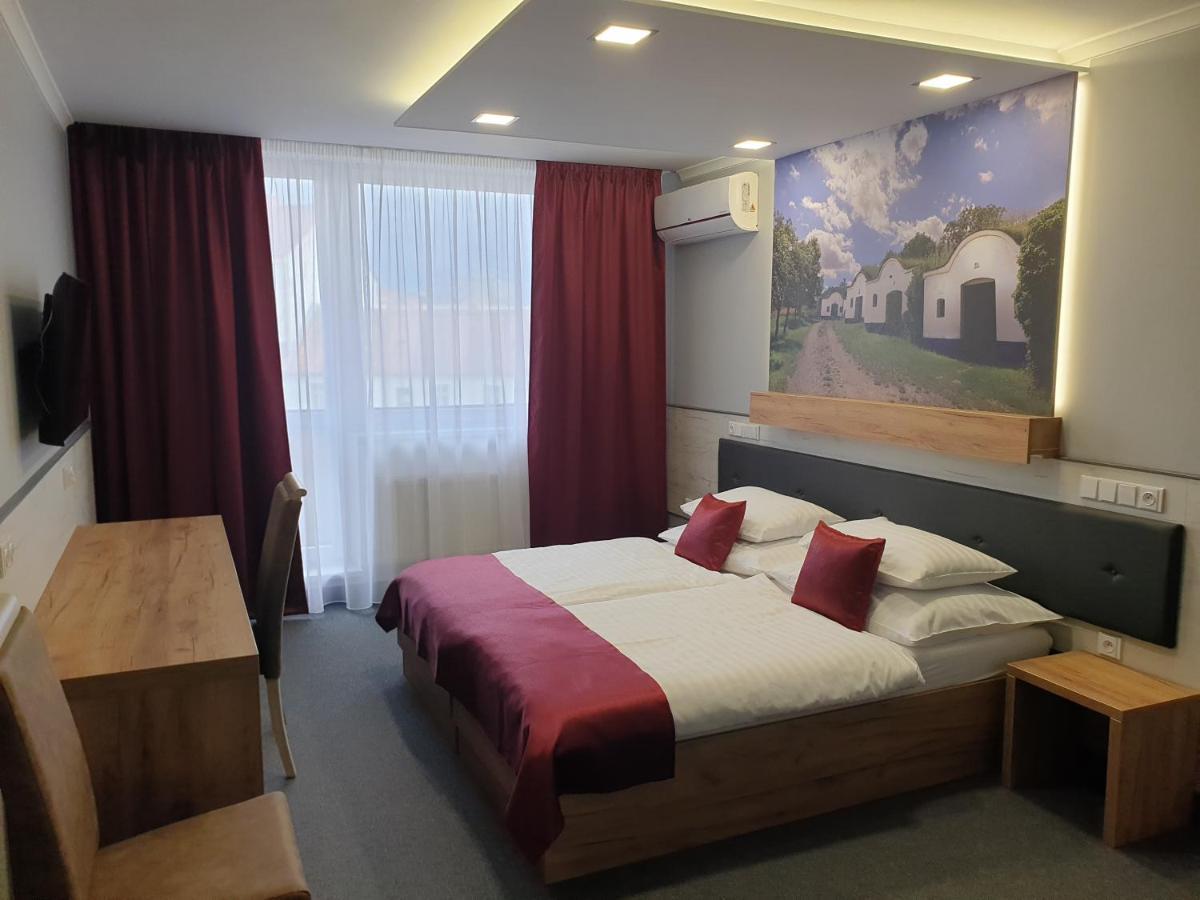 Hotel Strážnice Bagian luar foto